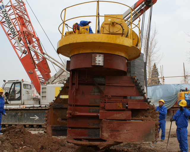 全套管全回轉巖石硬切削擴底鉆機-AHKWA